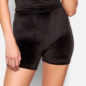 SKIMS NWT Velour Biker Shorts in the color Soot. Size XL
